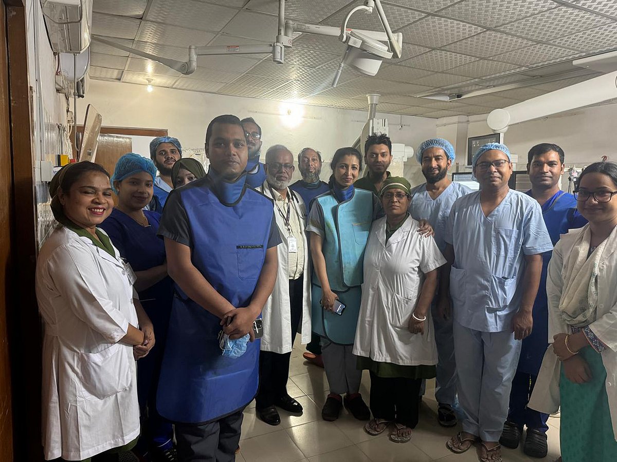 সিলেট এম এ জি ওসমানী মেডিকেল কলেজ হাসপাতালে হৃদ্‌রোগে আক্রান্ত শিশুদের দেহে সফল অস্ত্রোপচার শেষে চিকিৎসকসহ অস্ত্রোপচারকাজে সংশ্লিষ্ট দলের সদস্যরা