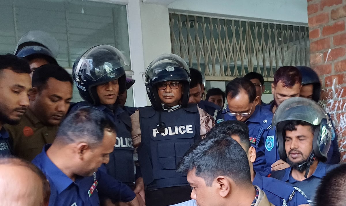 পঞ্চগড় আদালতে জামিন শুনানি শেষে জামিন নামঞ্জুর হওয়ায় আদালত থেকে কারাগারে নেওয়া হয় সাবেক রেলমন্ত্রী নূরুল ইসলামকে