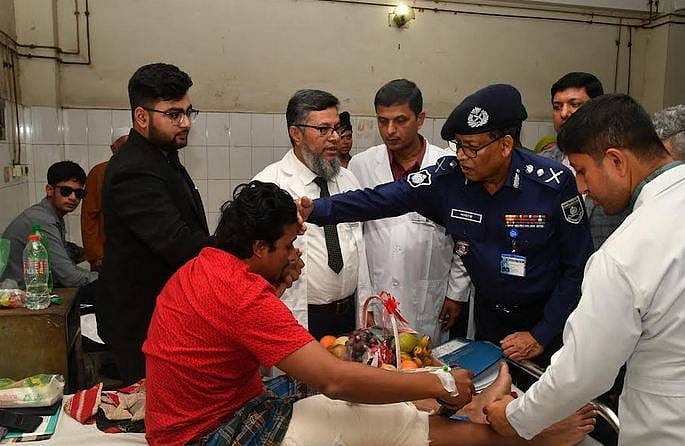 অভ্যুত্থানে আহত ব্যক্তিদের দেখতে রাজধানীর জাতীয় অর্থোপেডিক হাসপাতাল ও পুনর্বাসন প্রতিষ্ঠানে পুলিশের মহাপরিদর্শক (আইজিপি) বাহারুল আলম। ১ ডিসেম্বর ২০২৪