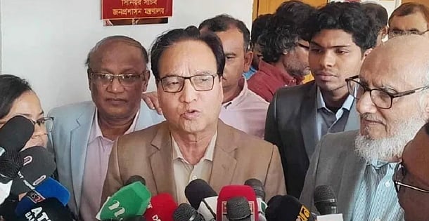 ১৭৪. সচিবালয়ে জনপ্রশাসন সংস্কার কমিশনের বৈঠক শেষে জনপ্রশাসন সচিব মো. মোখলেস উর রহমান সাংবাদিকদের সঙ্গে কথা বলছেন