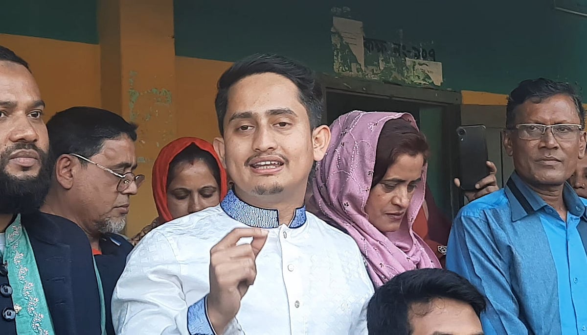 মতবিনিময় শেষে সাংবাদিকদের সঙ্গে কথা বলেন সারজিস আলম। রোববার দুপুরে পঞ্চগড় সদর উপজেলার শহীদ জিয়াউর রহমান ডিগ্রি কলেজে