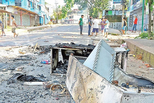 রাঙামাটিতে সহিংসতায় ভাঙচুর করা একটি দোকান। ২০ সেপ্টেম্বর দুপুরে রাঙামাটি শহরের উত্তর কালিন্দীপুর এলাকায়