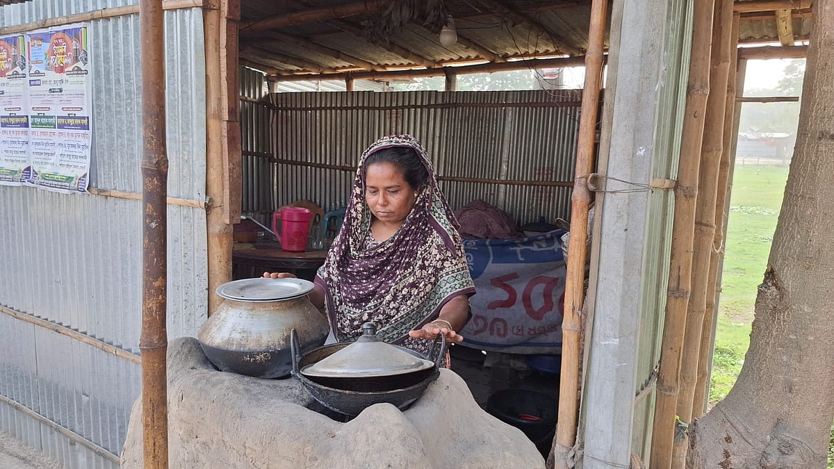 নিজের ভাতের হোটেলে মমতাজ। সম্প্রতি রাজশাহীর চারঘাট বাসস্ট্যান্ডের পাশে