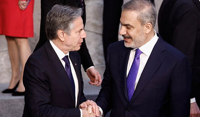 যুক্তরাষ্ট্রের পররাষ্ট্রমন্ত্রী অ্যান্টনি ব্লিঙ্কেন (বায়ে) ও তুরস্কের পররাষ্ট্রমন্ত্রী হাকান ফিদান (ডানে)