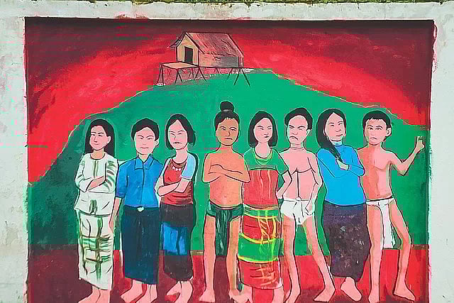 বান্দরবানের একটি স্কুলের দেয়ালে আঁকা গ্রাফিতি।