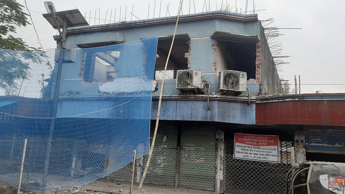 যশোরের কেশবপুর উপজেলা আওয়ামী লীগের কার্যালয়টি ভেঙে ফেলা হচ্ছে। আজ সোমবার সকালে