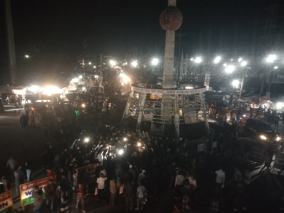 পটুয়াখালীতে বরিশাল-পটুয়াখালী-কুয়াকাটা মহাসড়ক শিক্ষার্থীরা দুই ঘণ্টা অবরোধ করে রাখেন। গতকাল রাত আটটার দিকে পটুয়াখালী চৌরাস্তা এলাকায়