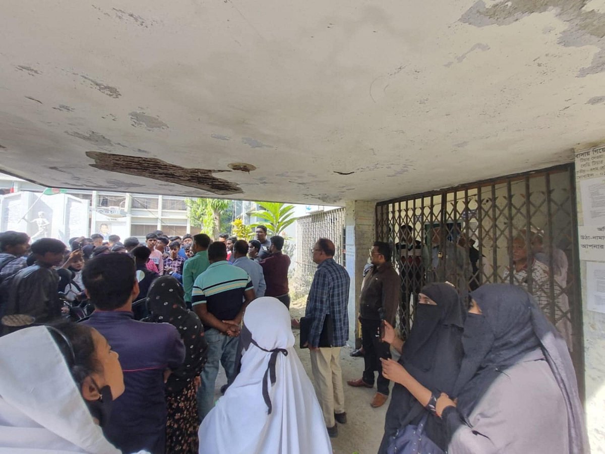 কুষ্টিয়ায় শিক্ষার্থীদের হুমকি দেওয়ার অভিযোগ শিক্ষা কর্মকর্তাকে অবরুদ্ধ করে রাখে শিক্ষার্থীরা। আজ সোমবার দুপুরে