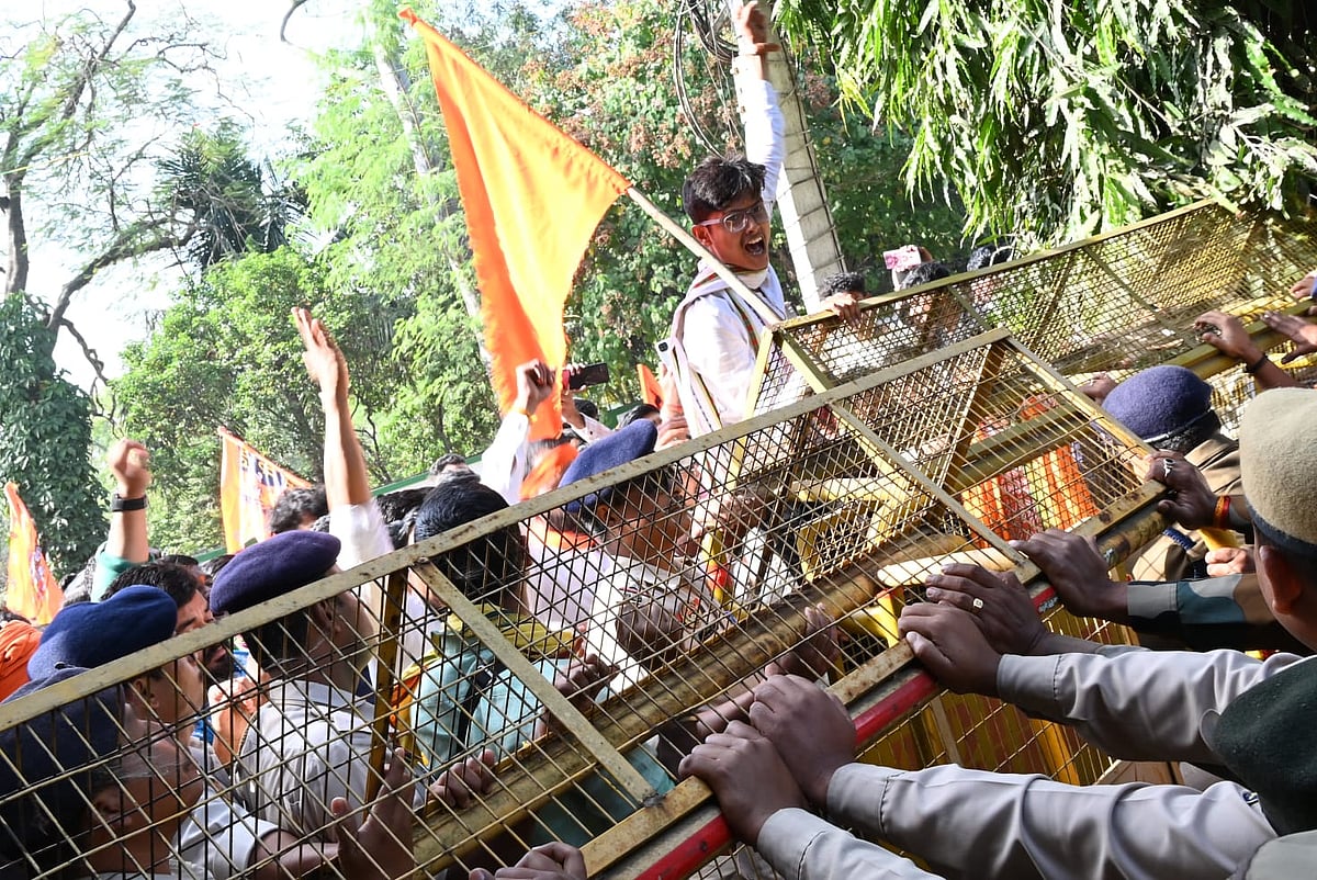 আগরতলায় বাংলাদেশ সহকারী হাইকমিশন ভবনে হামলা চালায় কিছু উগ্রপন্থী। গতকাল সোমবার