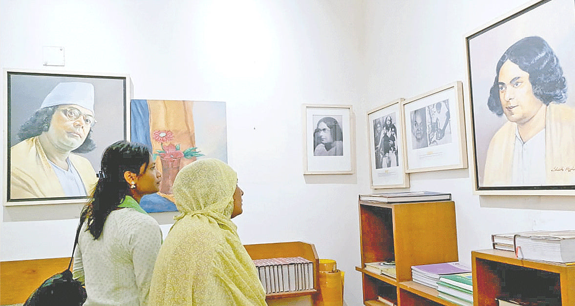 বিএসএমএমইউতে জাতীয় কবির স্মৃতিকক্ষে দুই দর্শনার্থী। গত ২৫ নভেম্বর