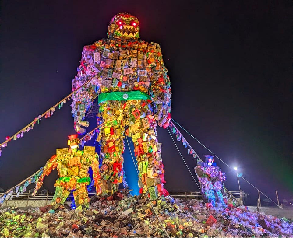 কক্সবাজার সৈকতে তৈরি প্লাস্টিক বর্জ্যের ভাস্কর্য। গতকাল সন্ধ্যায় তোলা