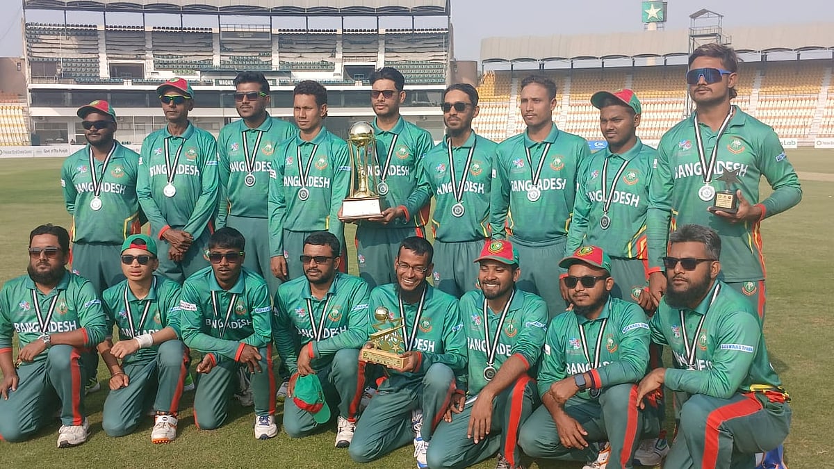 রানার্সআপ ট্রফি নিয়ে বাংলাদেশ দৃষ্টিহীন ক্রিকেট দল। আজ মুলতানে