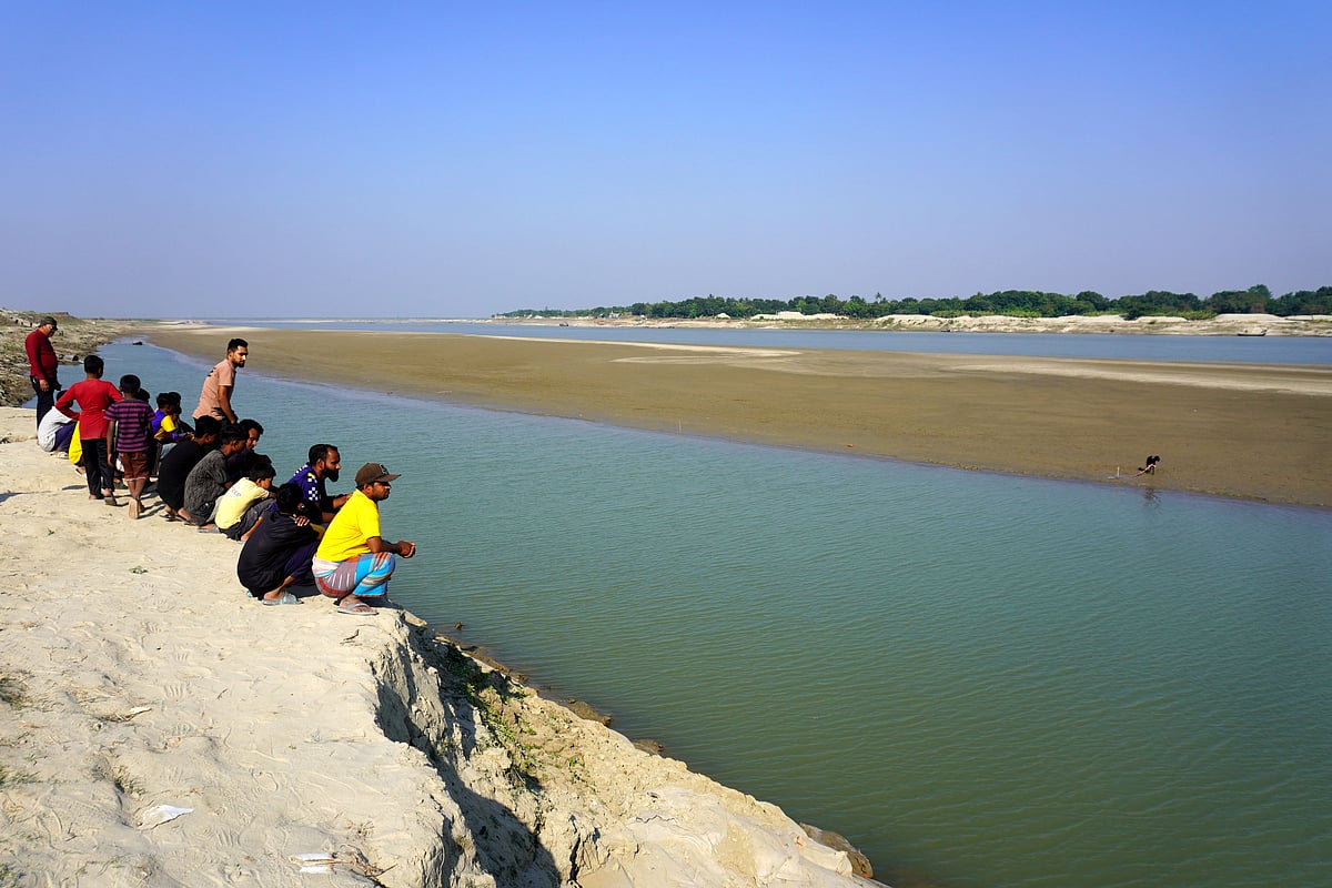 কুষ্টিয়ায় গড়াই নদে কুমির দেখতে প্রতিদিন সকাল থেকে বিকেল পর্যন্ত লোকজন ভিড় করছেন। আজ মঙ্গলবার দুপুরে শহরের জুগিয়া ভাটাপাড়া এলাকায় গড়াই নদের পাড়ে