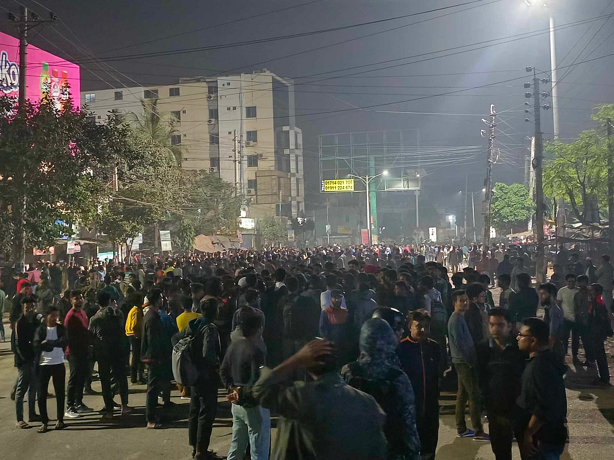 খুলনা বিশ্ববিদ্যালয়ের শিক্ষার্থীকে মারধরের অভিযোগে সোনাডাঙ্গা বাস টার্মিনাল অবরোধ করেন শিক্ষার্থীরা। আজ বুধবার সন্ধ্যায়