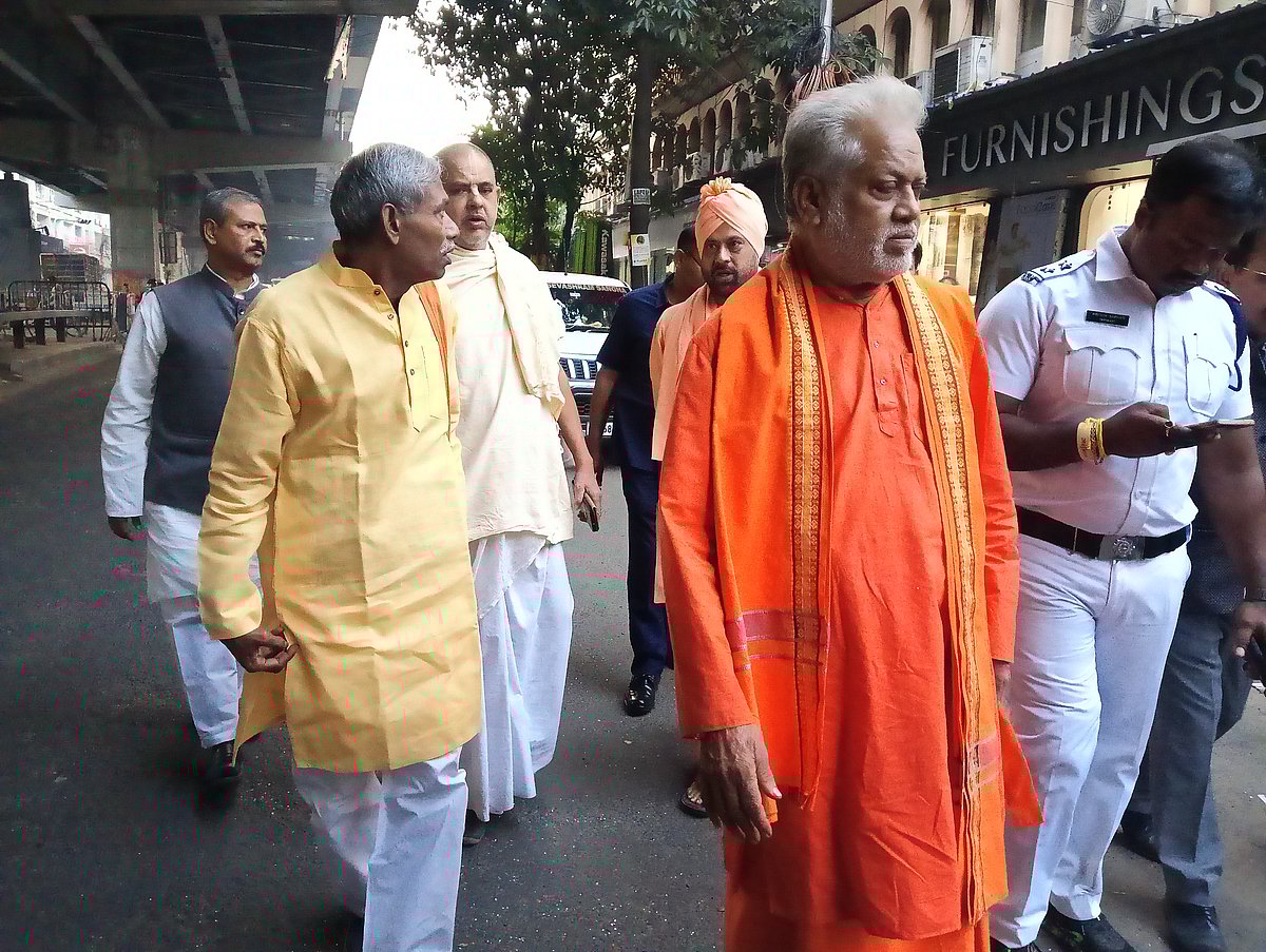 কলকাতায় বাংলাদেশ উপহাইকমিশনে আজ বুধবার একটি স্মারকলিপি জমা দিয়েছে হিন্দুত্ববাদী সংগঠন রাষ্ট্রীয় স্বয়ংসেবক সংঘের ধর্মীয় শাখা বিশ্ব হিন্দু পরিষদ