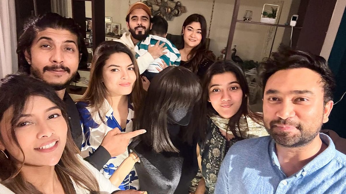 তৌসিফ মাহবুব, সিয়াম আহমেদ, ফারহান আহমেদ জোভান, টয়াকে ব্যতিক্রমী একটি ফ্রেমে দেখা গেল। ফেসবুক থেকে