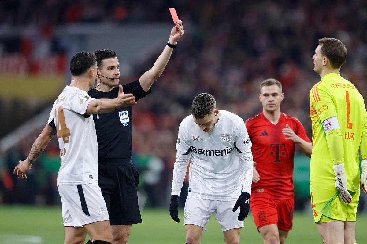 এমন দৃশ্য আগে কখনো দেখেনি ফুটবল, লাল কার্ড দেখছেন মানুয়েল নয়্যার