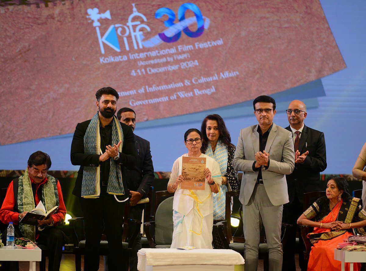 ৩০তম কলকাতা আন্তর্জাতিক চলচ্চিত্র উৎসবের উদ্বোধনী মঞ্চে পশ্চিমবঙ্গের মুখ্যমন্ত্রী মমতা বন্দ্যোপাধ্যায় ও অতিথিরা