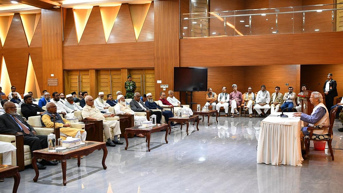 রাজধানীর ফরেন সার্ভিস একাডেমিতে আজ বুধবার রাজনৈতিক দলগুলোর নেতাদের সঙ্গে বৈঠকে প্রধান উপদেষ্টা ড. মুহাম্মদ ইউনূস