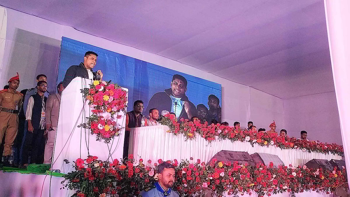 বক্তব্য দিচ্ছেন বৈষম্যবিরোধী ছাত্র আন্দোলনের আহ্বায়ক হাসনাত আবদুল্লাহ। ৪ ডিসেম্বর, জগন্নাথ বিশ্ববিদ্যালয়ে