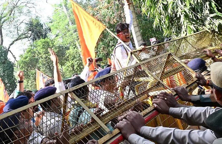 ভিয়েনা কনভেনশন লঙ্ঘন করে গত সোমবার আগরতলায় বাংলাদেশের উপহাইকমিশনে হামলা চালায় কয়েকটি হিন্দুত্ববাদী সংগঠন