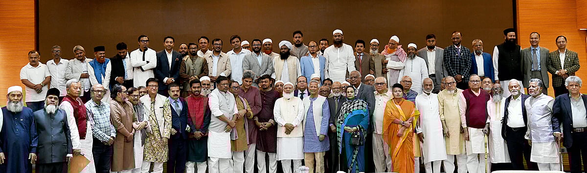 প্রধান উপদেষ্টা ড. মুহাম্মদ ইউনূসের সঙ্গে বৈঠকের পর রাজনৈতিক দলগুলোর নেতারা। আজ বুধবার (৪ ডিসেম্বর ২০২৪) রাজধানীর ফরেন সার্ভিস একাডেমিতে