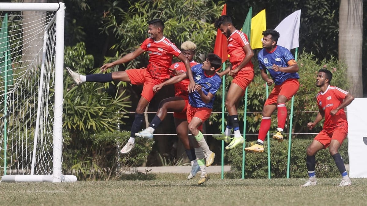 সাভারের বিরুলিয়ায় ড্যাফোডিল ইন্টারন্যাশনাল ইউনিভার্সিটি ক্যাম্পাস চলছে ইস্পাহানি-প্রথম আলো আন্তবিশ্ববিদ্যালয় ফুটবল