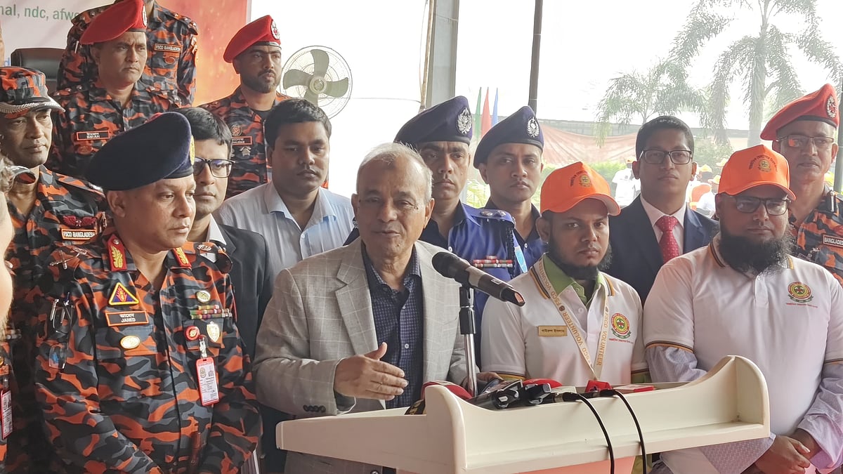 আন্তর্জাতিক স্বেচ্ছাসেবক দিবসের অনুষ্ঠানে কথা বলেন স্বরাষ্ট্র উপদেষ্টা 
মো. জাহাঙ্গীর আলম চৌধুরী। বৃহস্পতিবার সকালে নারায়ণগঞ্জের পূর্বাচলে ফায়ার সার্ভিস ও সিভিল ডিফেন্স মাল্টিপারপাস ট্রেনিং গ্রাউন্ডে