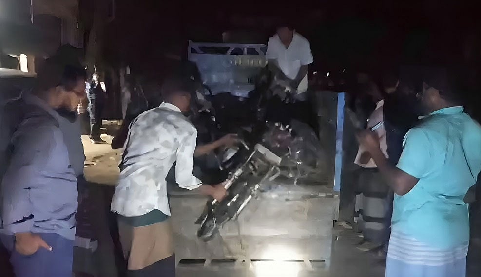 বনে স্থাপনা দেখতে গেলে বন বিভাগের কর্মীদের আটকে রেখে মোটর সাইকেলে আগুন দেয় স্থানীয় লোকজন।  পুড়ে যাওয়া মোটর সাইকেল পুলিশের হেফাজতে নেওয়া হচ্ছে