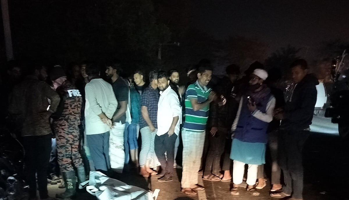 চট্টগ্রামের সীতাকুণ্ডের কুমিরা ইউনিয়নের মগপুকুর এলাকায় সড়কে দুজন নিহত হন। আজ বৃহস্পতিবার সন্ধ্যা সাড়ে ৬ টার দিকে