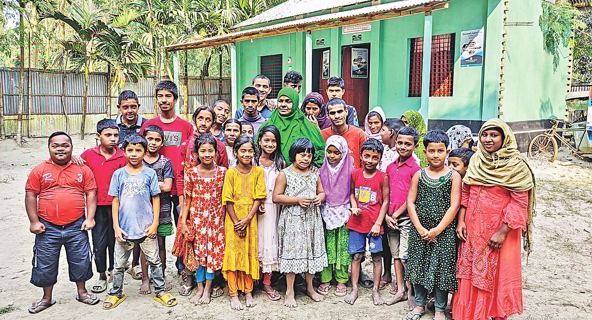 বুদ্ধিপ্রতিবন্ধী বিদ্যালয়ের শিক্ষার্থীদের সঙ্গে রিকতা আখতার বানু (মাঝে)। গতকাল দুপুরে কুড়িগ্রামের চিলমারীতে বিদ্যালয়ের মাঠে