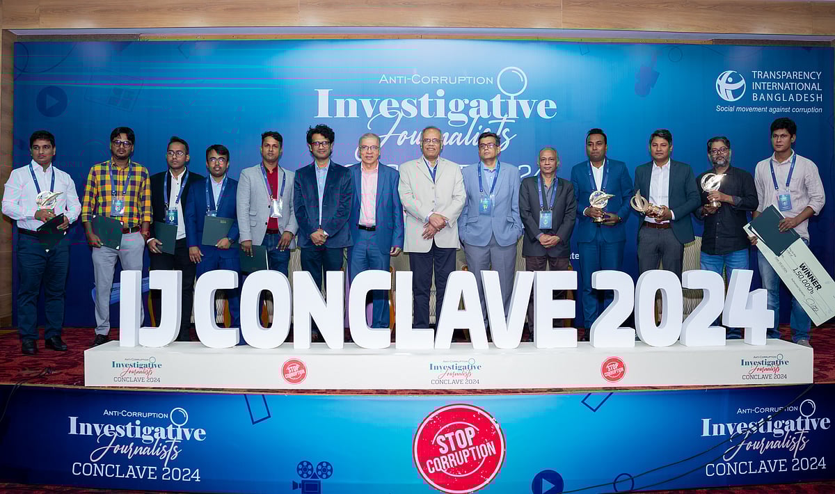বঙ্গবন্ধু আন্তর্জাতিক সম্মেলনকেন্দ্রে এক অনুষ্ঠানে বিজয়ীদের হাতে ‘দুর্নীতিবিষয়ক অনুসন্ধানী সাংবাদিকতা পুরস্কার-২০২৪’ তুলে দেওয়া হয়। ঢাকা, ৫ ডিসেম্বর