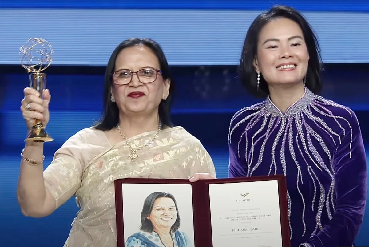ভিনফিউচার স্পেশাল প্রাইজ গ্রহণ করছেন আইসিডিডিআরবির জ্যেষ্ঠ বিজ্ঞানী ফেরদৌসী কাদরী। ভিয়েতনামের রাজধানী হ্যানয়ের হো গুওম অপেরা হাউসে, ৬ ডিসেম্বর ২০২৪