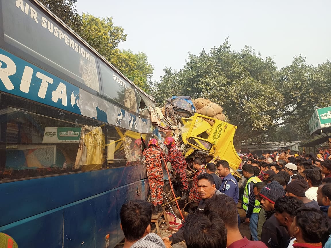 দুর্ঘটনা কবলিত বাস থেকে আহত ব্যক্তিদের বের করছেন ফায়ার সার্ভিসের সদস্যরা। আজ শুক্রবার সকালে পঞ্চগড়-‌দিনাজপুর আঞ্চ‌লিক সড়‌কের কমরপ‌ুর যদুর মোড় এলাকায়