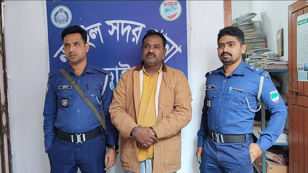 নড়াইলে পুলিশের গাড়ি থেকে ছিনিয়ে নেওয়া আসামি বিল্লাল শেখকে গ্রেপ্তার করা হয়েছে। শুক্রবার বিকেলে নড়াইল সদর থানায়