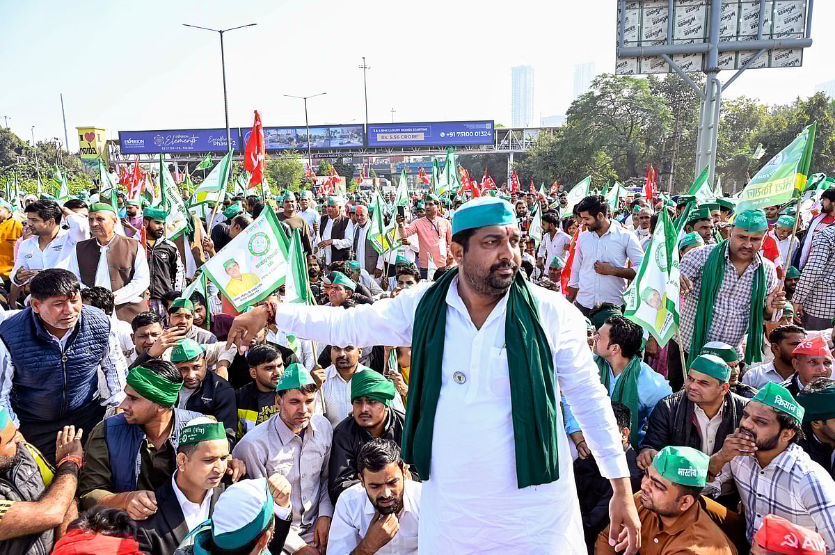 দিল্লি চলো কর্মসূচিতে অংশ নেওয়া কৃষকেরা। গত সোমবার দিল্লির কাছে নয়ডায়