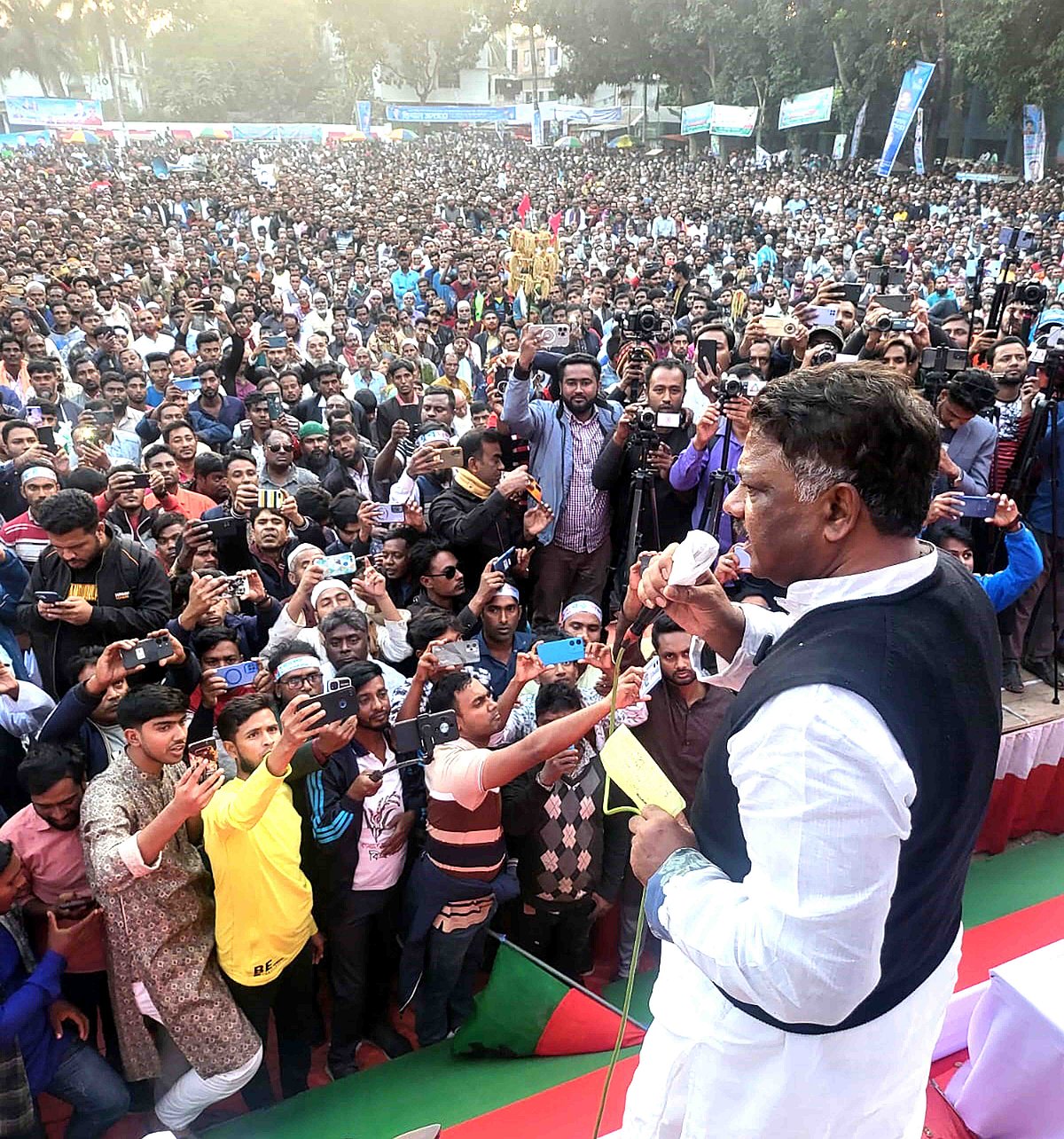 নাটোরের সিংড়ায় আয়োজিত জনসভায় প্রধান অতিথির বক্তব্য দেন বিএনপির নির্বাহী কমিটির সদস্য রুহুল কুদ্দুস তালুকদার। শুক্রবার বিকেলে উপজেলা কোর্ট মাঠে