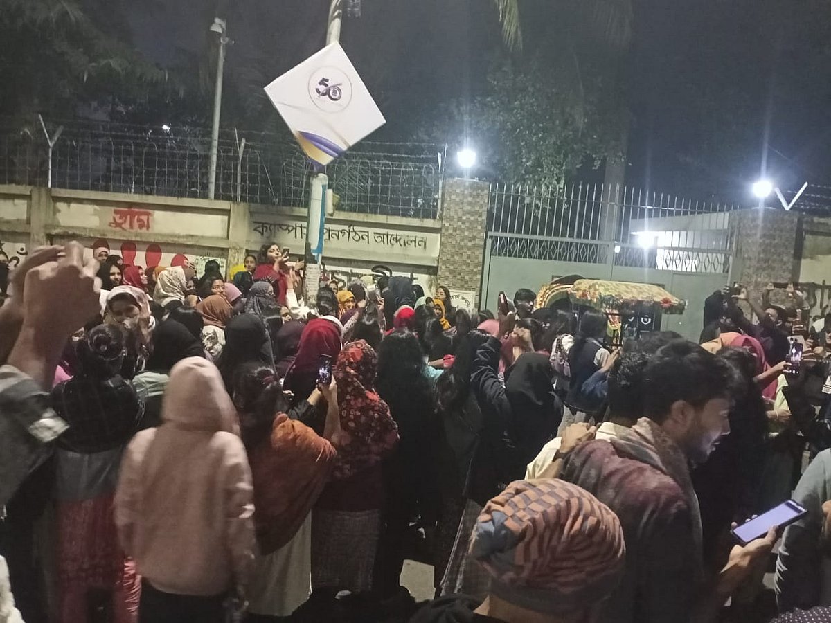 ঢাকা বিশ্ববিদ্যালয়ের উপাচার্যের বাসভবনের সামনে শামসুন্নাহার হল ও বেগম রোকেয়া হলের শিক্ষার্থীদের প্রতিবাদ