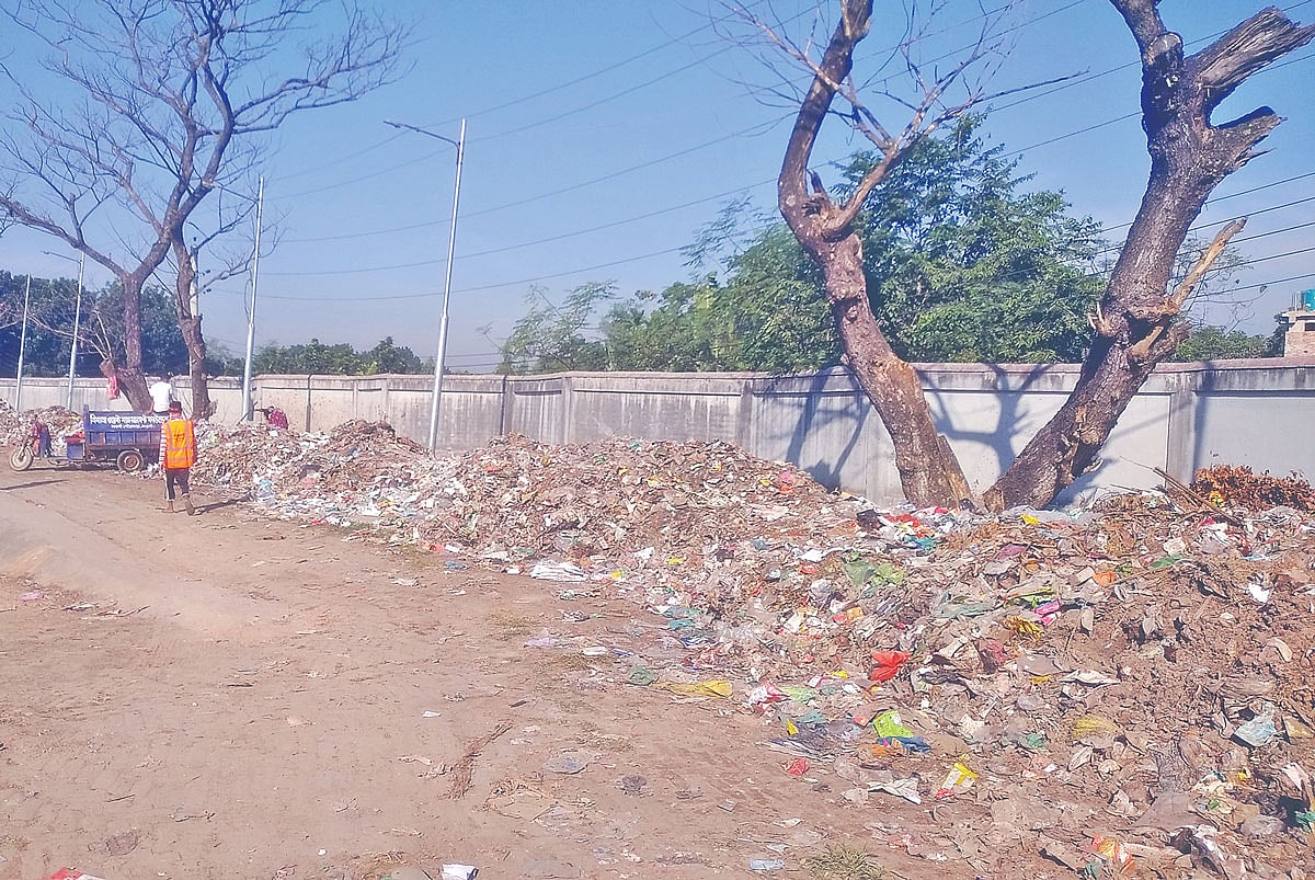 নওগাঁ পৌরসভার স্যানিটারি ল্যান্ডফিল ও পয়োবর্জ্য পরিশোধনাগার চালু না হওয়ায় উন্মুক্ত স্থানে ফেলা হচ্ছে ময়লা-আবর্জনা। শহরের কোমাইগাড়ী এলাকায়