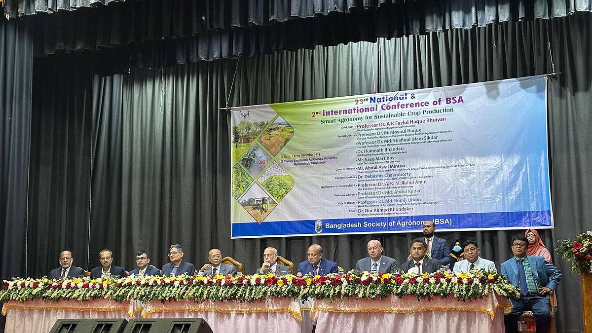 বাংলাদেশ কৃষি বিশ্ববিদ্যালয়ে বিএসএ ২৩তম জাতীয় ও দ্বিতীয় আন্তর্জাতিক সম্মেলনের উদ্বোধনী অনুষ্ঠানে অতিথিরা। আজ শনিবার