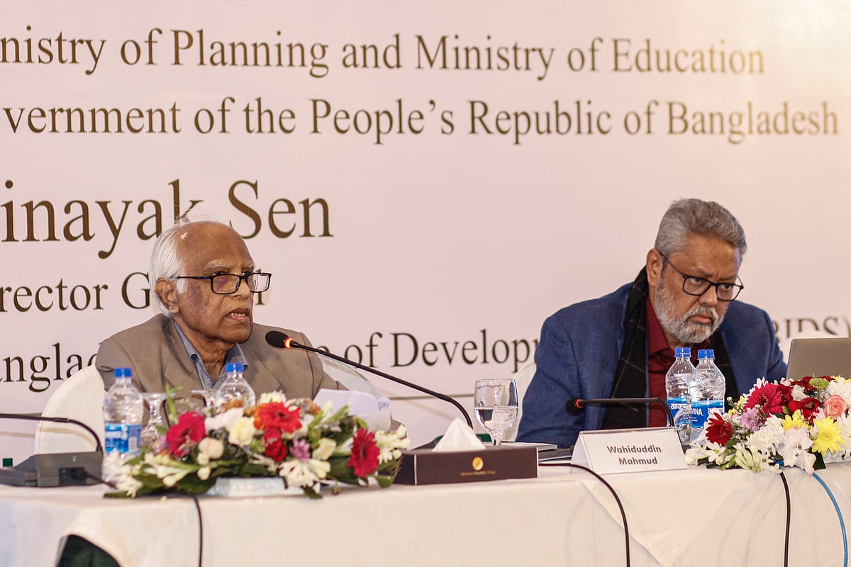 বিআইডিএসের বার্ষিক উন্নয়ন সম্মেলনের প্রথম অধিবেশনে বক্তব্য দিচ্ছেন পরিকল্পনা ও শিক্ষা উপদেষ্টা ওয়াহিদউদ্দিন মাহমুদ ওয়াহিদউদ্দিন মাহমুদ। এ সময় তাঁর পাশে (বাঁয়ে) ছিলেন বিআইডিএসের মহাপরিচালক বিনায়ক সেন। আজ রাজধানীর একটি হোটেলে