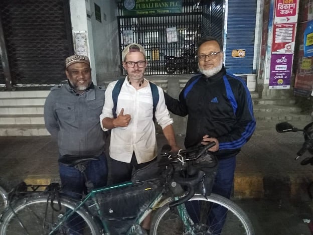 ম্যাক্সিন কাফুমান শুক্রবার রাতে সিরাজগঞ্জ পৌর শহরের একটি আবাসিক হোটেলে ছিলেন। সেখান থেকে আজ শনিবার সকালে ঢাকার উদ্দেশে রওনা দিয়েছেন