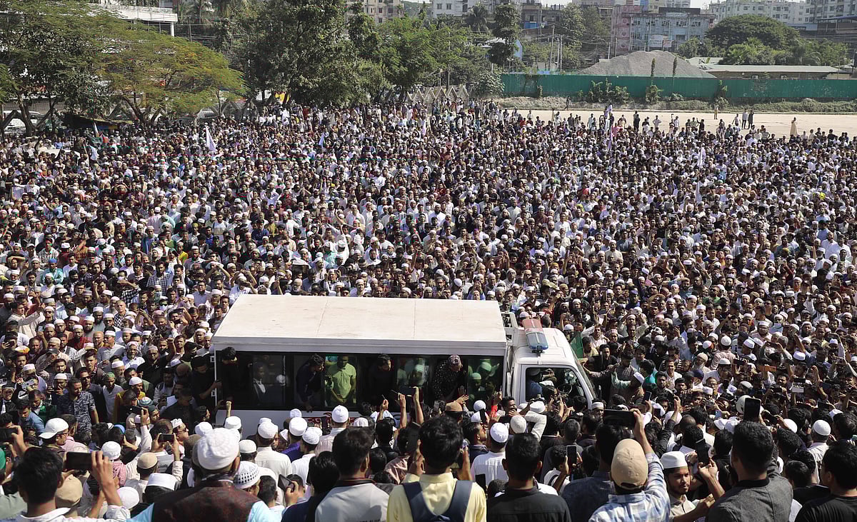 আইনজীবী সাইফুল ইসলামের জানাজায় মানুষের ঢল