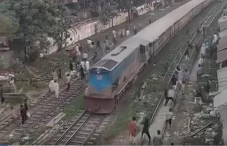 রাজধানীর খিলগাঁওয়ে চলন্ত ট্রেনে পাথর ছুড়ে মারে দুর্বৃত্তরা