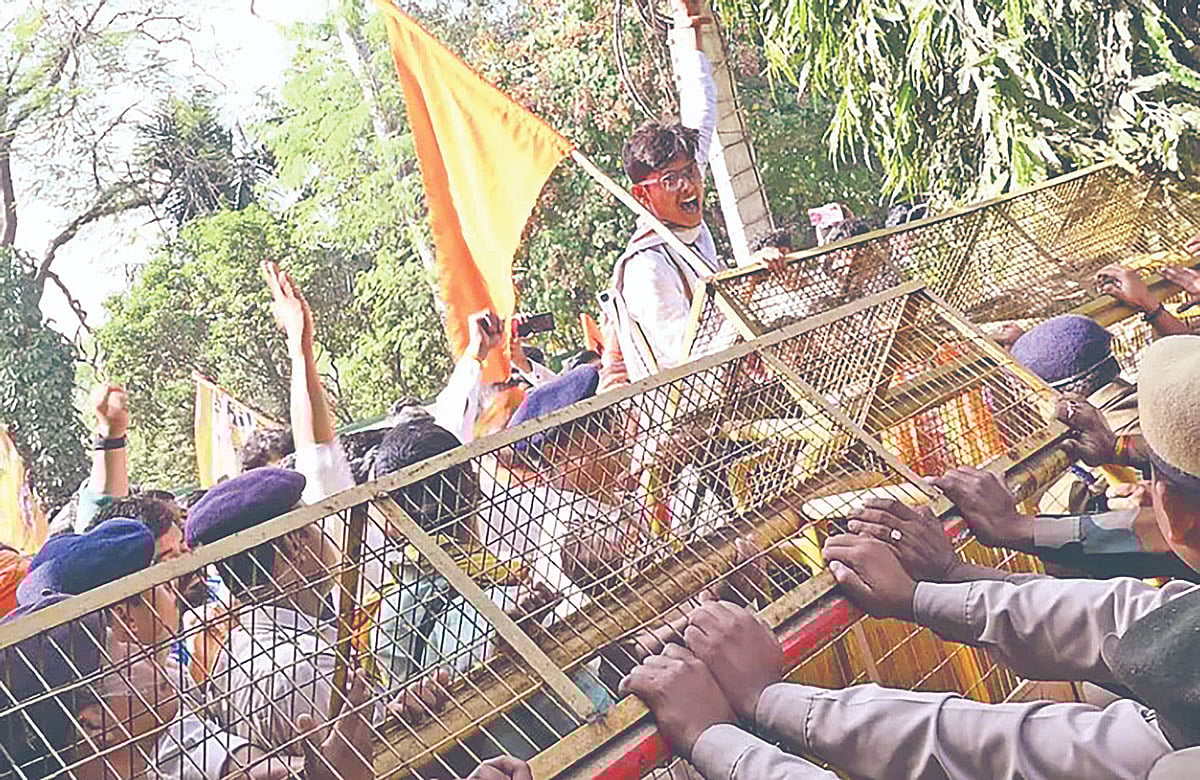 আগরতলায় বাংলাদেশ সহকারী হাইকমিশন ভবনে হামলা চালায় কিছু উগ্রপন্থী। গত সোমবার