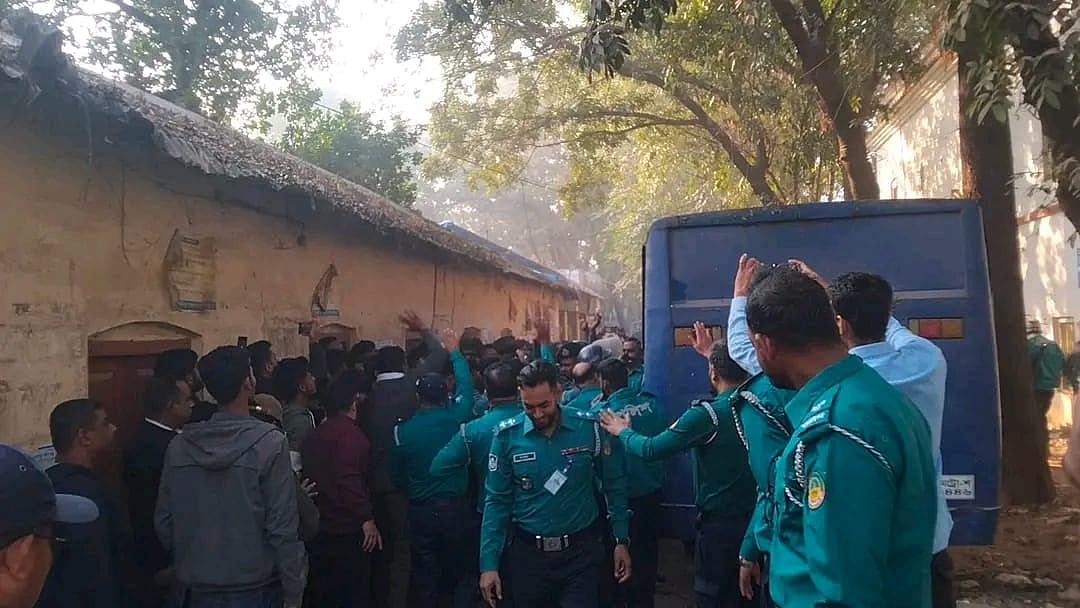 গাজীপুর আদালতে সাবেক ভারপ্রাপ্ত মেয়র আসাদুর রহমানকে হাজির করা হয়েছে। আজ রোববার সকালে