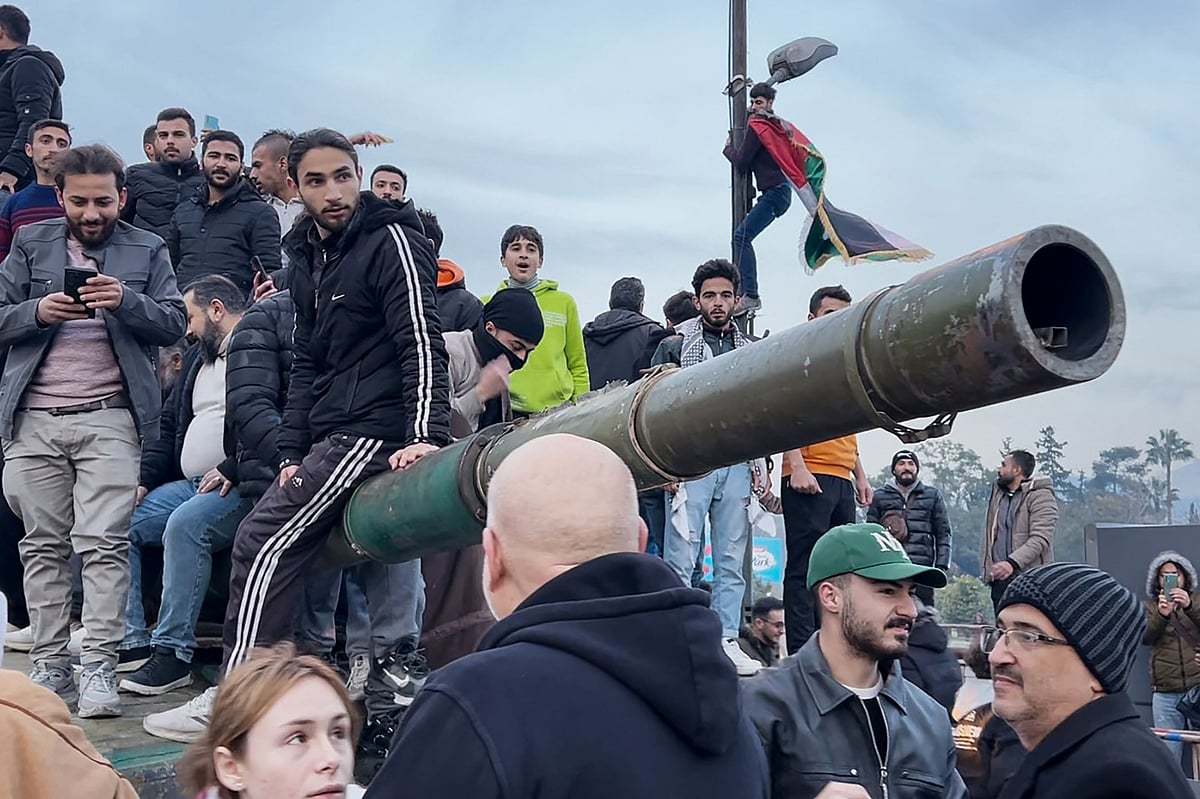 বিদ্রোহীরা দামেস্কের নিয়ন্ত্রণ নেওয়ার পর ট্যাংকের ওপর বসে জনগণের উল্লাস