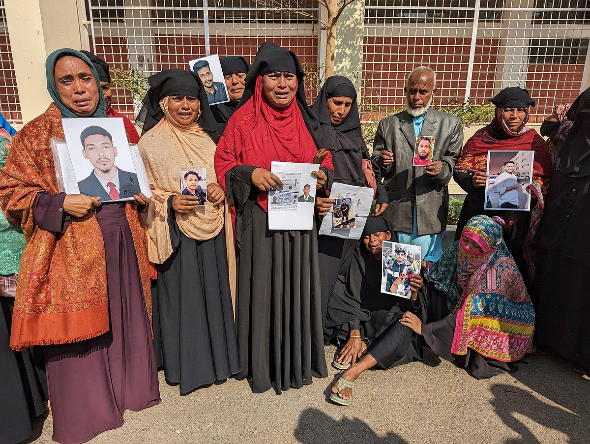 ইতালি যাওয়ার পথে লিবিয়ায় গিয়ে নিখোঁজ শরীয়তপুরের ১৮ তরুণ ও যুবক। তাঁদের সন্ধানের দাবিতে করা মানববন্ধনে স্বজনেরা কান্নায় ভেঙে পড়েন। রোববার শরীয়তপুর জেলা প্রশাসকের কার্যালয়ের সামনে