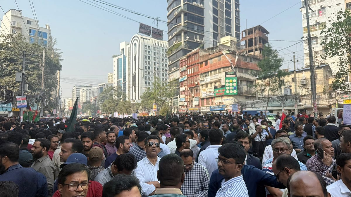 ভারতীয় হাইকমিশনের দিকে প্রতিবাদী পদযাত্রা ও স্মারকলিপি দেওয়ার কর্মসূচিতে অংশ নিতে রাজধানীর নয়াপল্টনে বিএনপির কেন্দ্রীয় কার্যালয়ের সামনে জড়ো হয়েছেন জাতীয়তাবাদী ছাত্রদল, যুবদল ও স্বেচ্ছাসেবক দলের নেতা-কর্মীরা