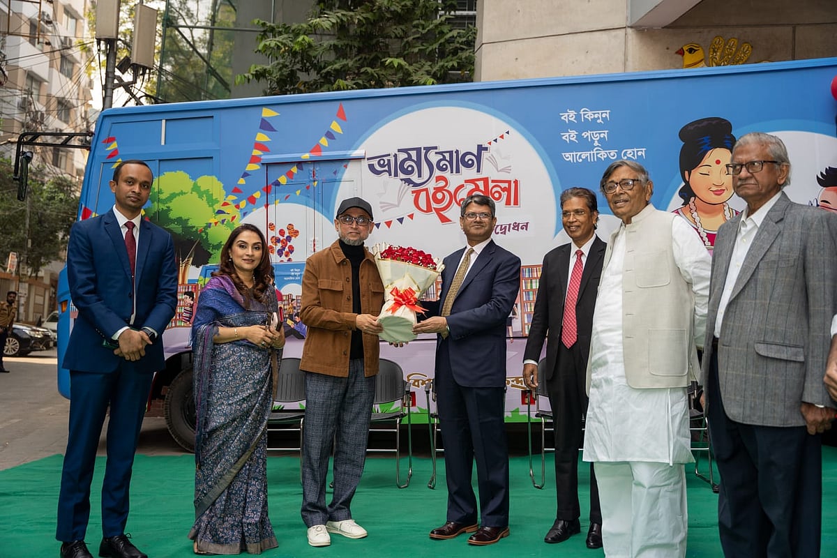 রাজধানীর বিশ্বসাহিত্য কেন্দ্র প্রাঙ্গণে উদ্বোধন করা হয় দেশব্যাপী ভ্রাম্যমাণ বইমেলা ও সাংস্কৃতিক উৎসব